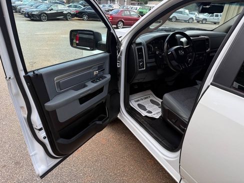 Used 2019 RAM 1500 Big Horn RWD image 9