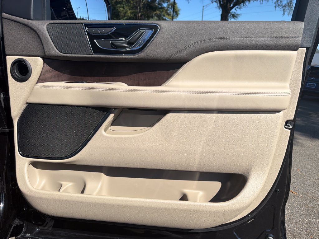 Used 2024 Lincoln Navigator Premiere AWD/4WD image 38