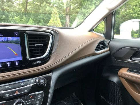 Used 2017 Chrysler Pacifica Limited w/ Advanced Safetytec Group FWD image 26
