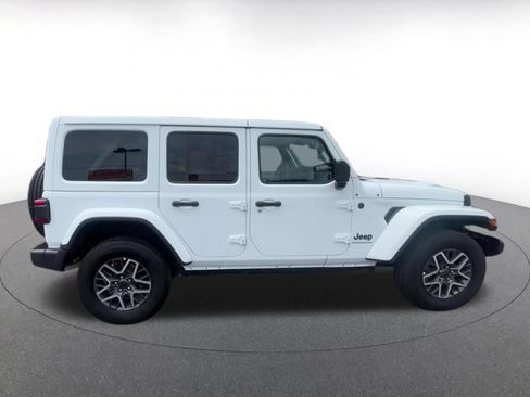 Used 2025 Jeep Wrangler Unlimited Sahara AWD/4WD image 16