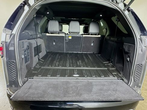 Used 2024 Land Rover Discovery Dynamic SE image 31