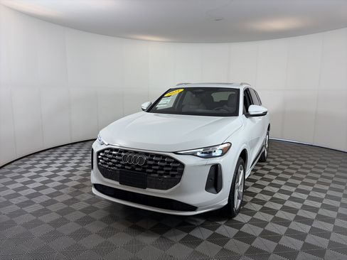 Certified 2025 Audi Q5 Premium Plus w/ Premium Plus image 2