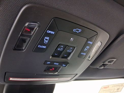 Used 2021 Toyota Sienna Limited image 28