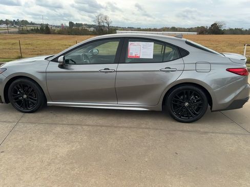 Used 2025 Toyota Camry SE image 6