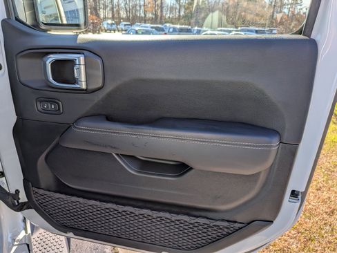 Used 2022 Jeep Wrangler Unlimited Sahara image 32