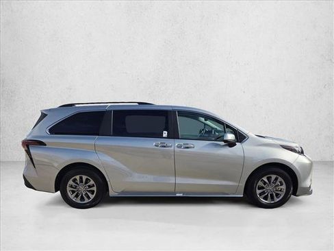 Used 2025 Toyota Sienna XLE image 4