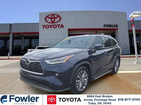 Used 2022 Toyota Highlander Platinum AWD/4WD image 1