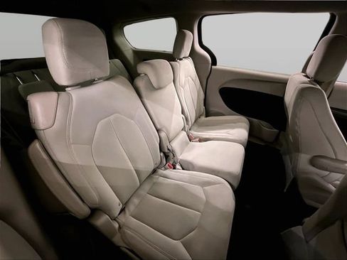 Used 2017 Chrysler Pacifica Touring w/ Tire & Wheel Group FWD image 26