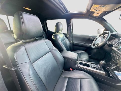 Used 2019 Toyota Tacoma TRD Sport AWD/4WD image 29