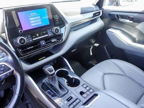 Certified 2023 Toyota Highlander XLE image 24
