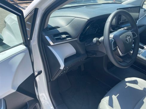Used 2025 Toyota Sienna XLE FWD image 26