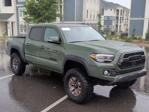 Used 2021 Toyota Tacoma TRD Off-Road w/ TRD Premium Off Road Package AWD/4WD image 2