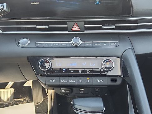 Certified 2025 Hyundai Elantra Limited FWD image 18