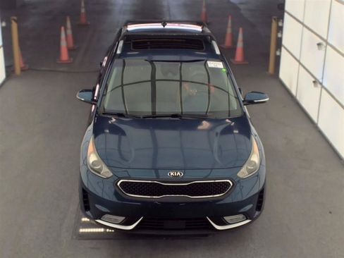 Used 2017 Kia Niro EX FWD image 2