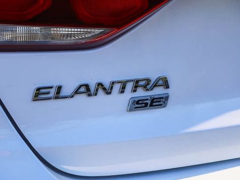 Used 2017 Hyundai Elantra SE image 20