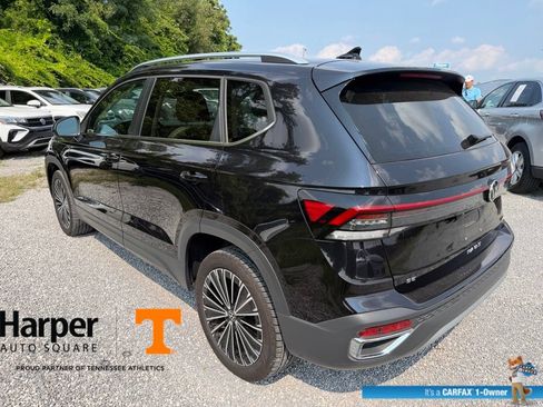 Used 2025 Volkswagen Taos SE w/ Panoramic Sunroof Package FWD image 3