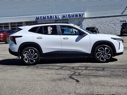 Used 2025 Chevrolet Trax RS w/ Driver Confidence Package image 8