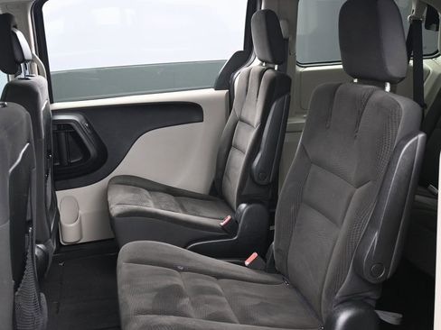 Used 2018 Dodge Grand Caravan SE w/ UConnect Hands-Free Group image 26