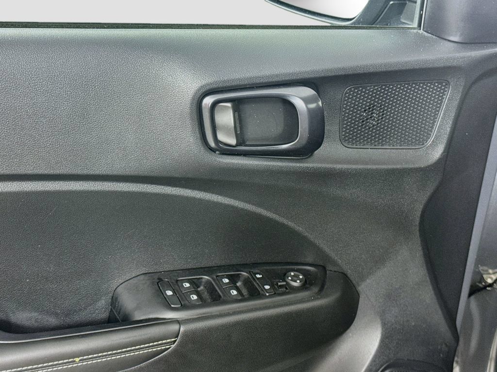 Certified 2024 Hyundai Venue Limited FWD image 18