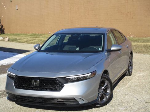 Used 2023 Honda Accord EX image 3