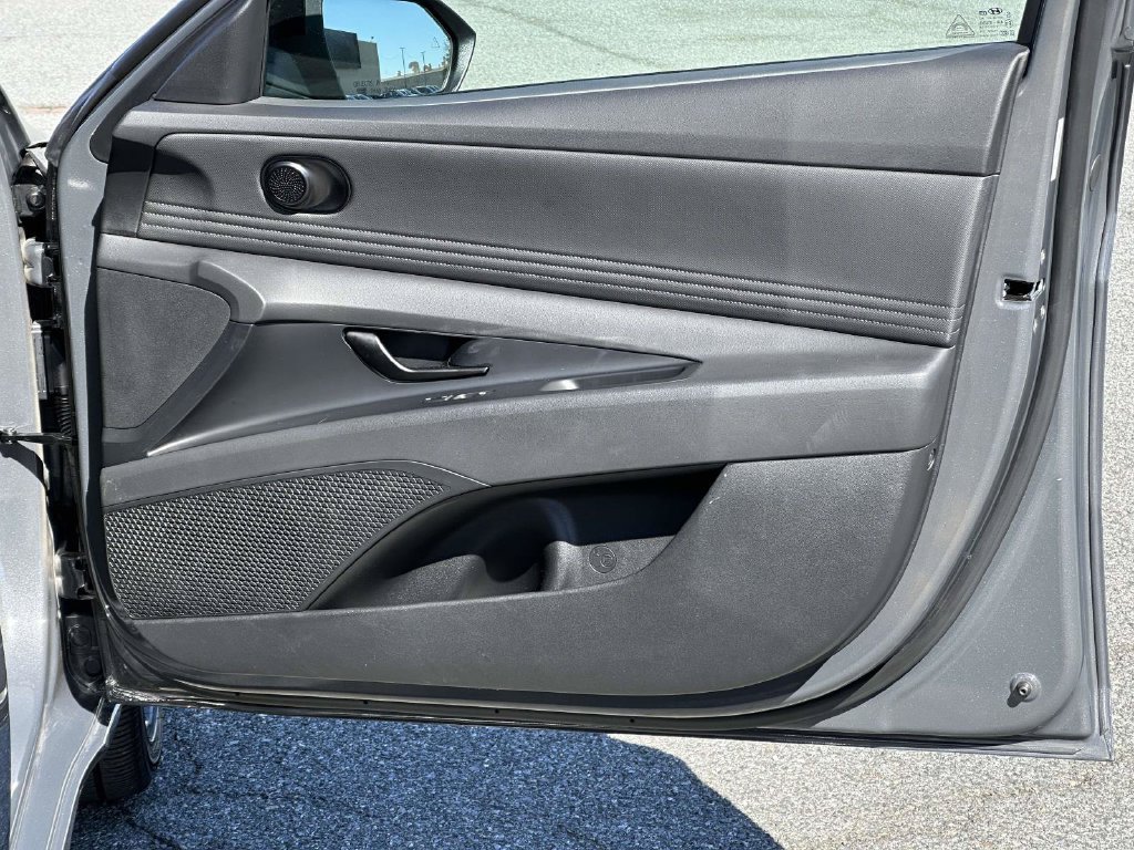 Used 2025 Hyundai Elantra SEL FWD image 9