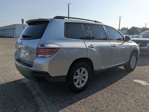 Used 2013 Toyota Highlander Plus FWD image 4