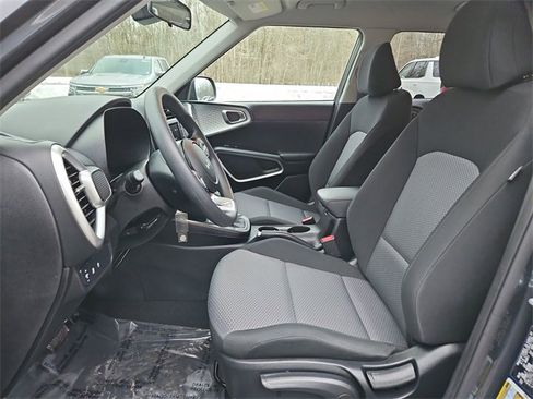 Used 2023 Kia Soul LX image 18