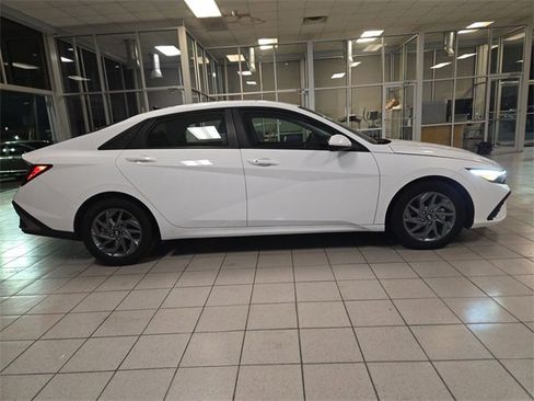 Used 2024 Hyundai Elantra SEL image 9