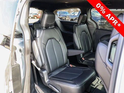 New 2026 Chrysler Pacifica Select image 16