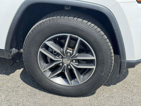 Used 2017 Jeep Grand Cherokee Limited AWD/4WD image 9