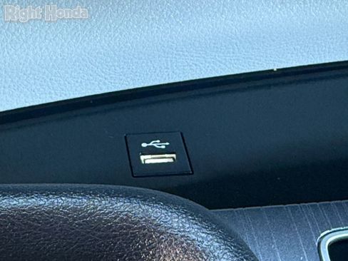 Used 2025 Toyota Sienna LE image 24