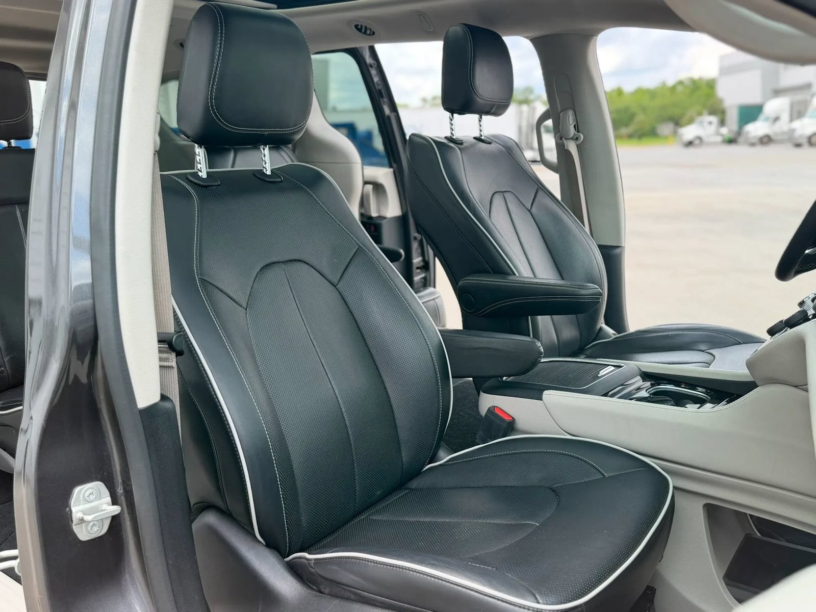Used 2023 Chrysler Pacifica Limited FWD image 31