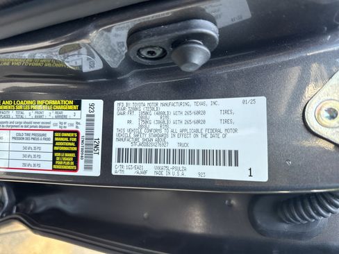 Used 2025 Toyota Tundra Limited AWD/4WD image 34