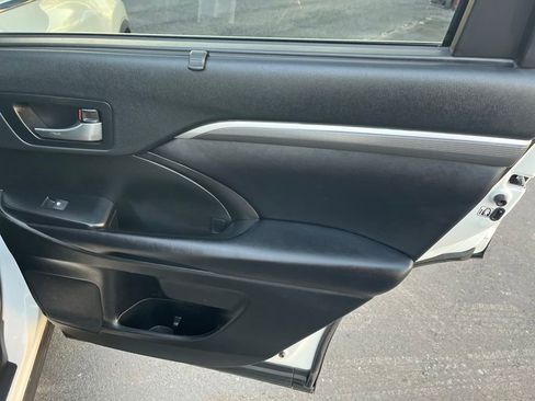 Used 2019 Toyota Highlander image 24