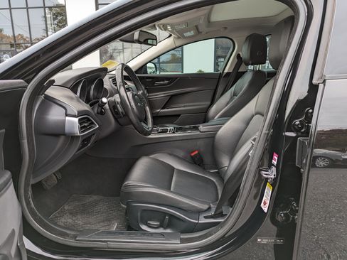 Used 2017 Jaguar XE Premium image 12