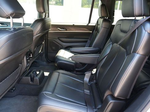 Used 2024 Jeep Grand Cherokee L Limited w/ Luxury Tech Group II AWD/4WD image 18