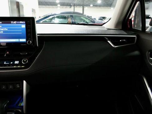 Used 2022 Toyota Corolla Cross XLE image 25