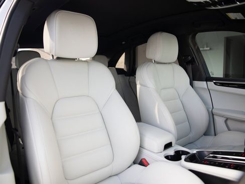 Certified 2024 Porsche Macan image 28