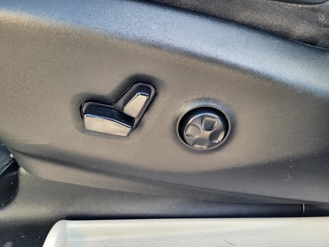 Used 2023 Chrysler Pacifica Touring-L FWD image 11