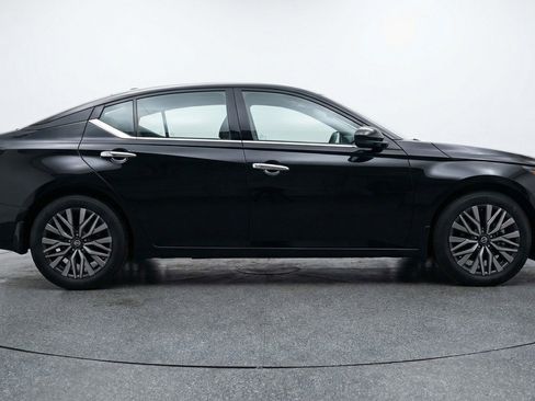 Used 2025 Nissan Altima 2.5 SV image 11