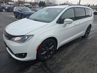Used 2018 Chrysler Pacifica Touring-L w/ Premium Audio Group