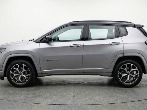 Used 2025 Jeep Compass Limited image 5