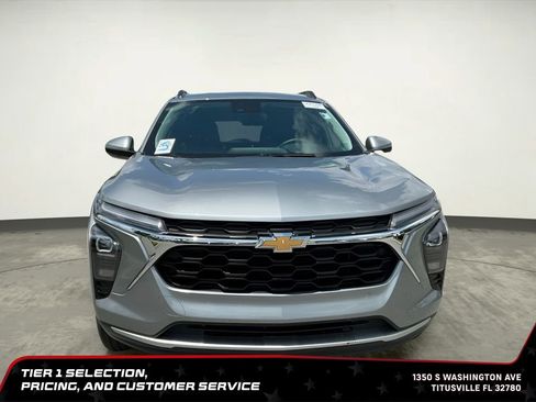 Used 2025 Chevrolet Trax LT w/ LT Convenience Package FWD image 11