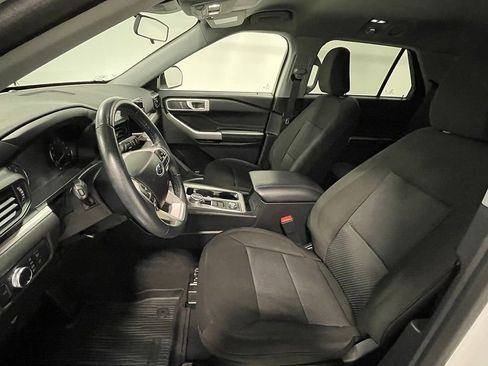 Used 2022 Ford Explorer XLT image 3