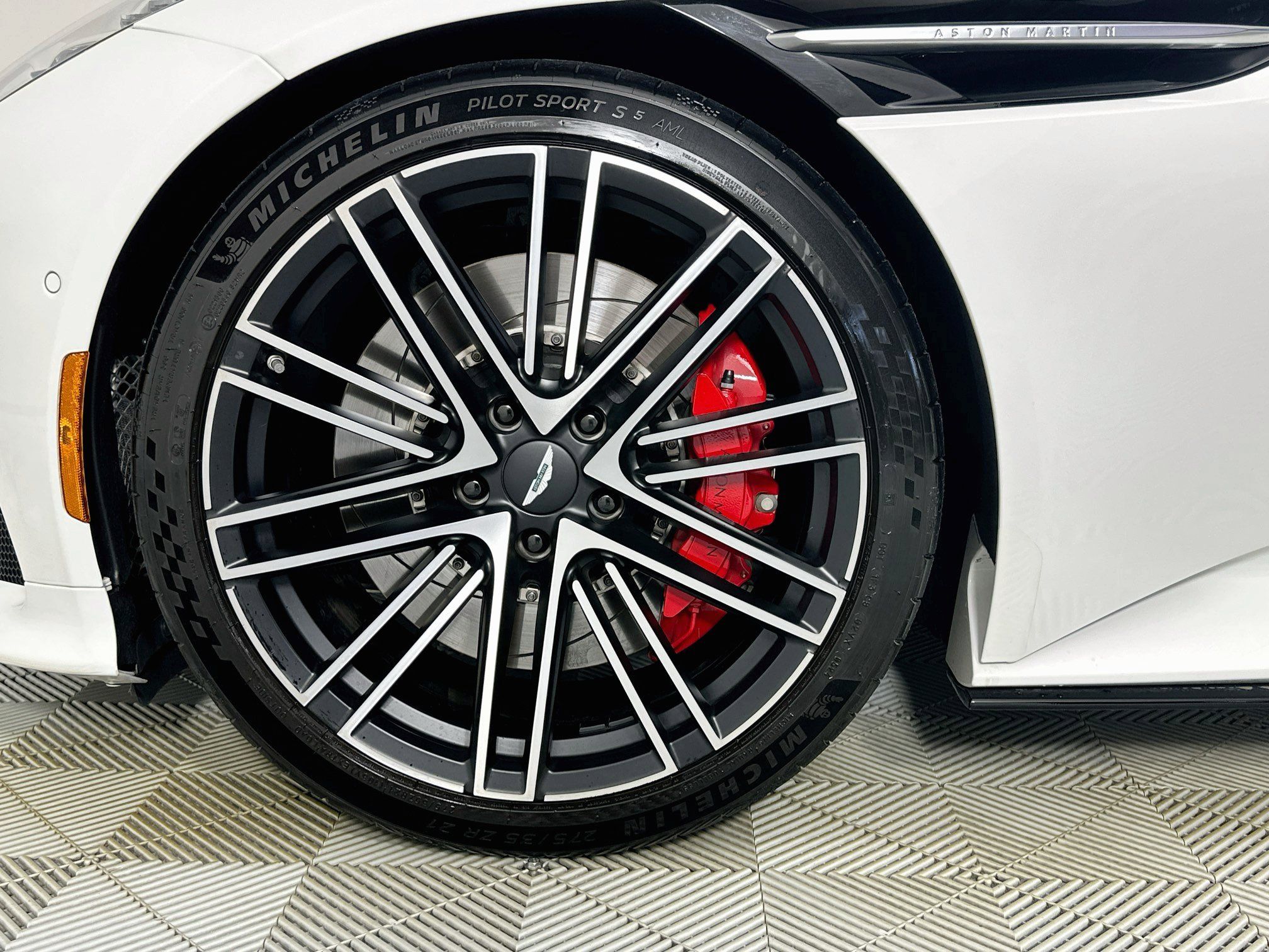 Used 2025 Aston Martin DB12 Coupe RWD image 4