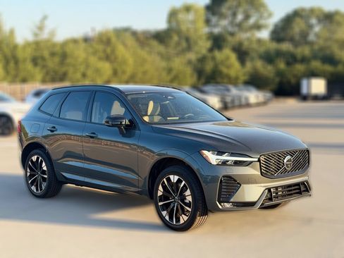 New 2027 Volvo XC60 B5 Plus AWD/4WD image 3