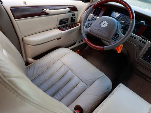 Used 2003 Lincoln Town Car Signature image 20