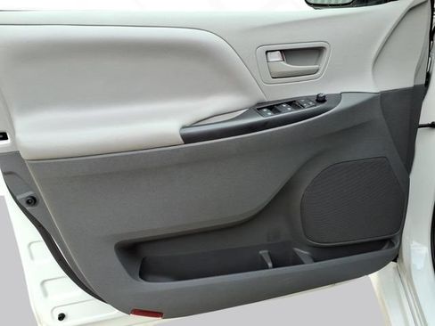 Used 2020 Toyota Sienna L FWD image 10