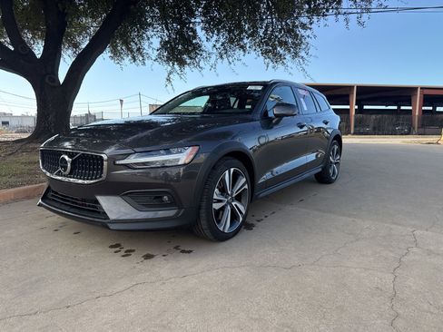 Used 2025 Volvo V60 B5 Cross Country Plus image 1