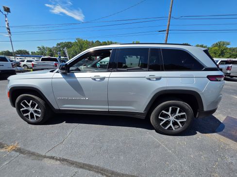 Used 2024 Jeep Grand Cherokee Limited RWD image 8